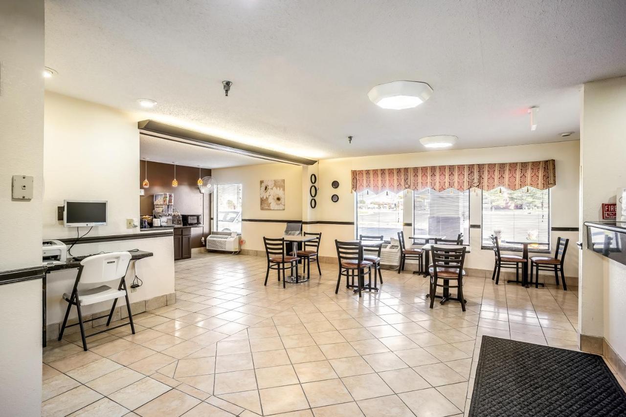 Super 8 By Wyndham Galesburg Hotel Ngoại thất bức ảnh